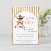 Espresso martini 'A tini bit Older' Gold Geburtsta Einladung (Stehend Vorderseite)
