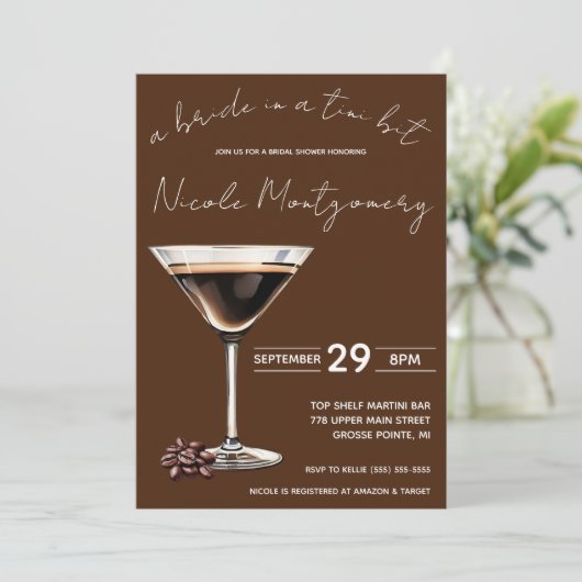 Espresso Martini Bridge in einem Tini-Bit-Brautpar Einladung (Stehend Vorderseite)