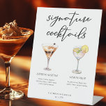 Espresso Martini Lemon Drop Cocktails Hochzeitsmen Sockelschild<br><div class="desc">Diese schicke Cocktails-Liste bietet einfache schwarze Typografie über 2 Drinks und deren Zutaten für Ihre Hochzeitsreise-Bar. Ein Espressomartini und ein Zitronentropfen zeichnend fügen Ihrem Bar einen coolen Flair hinzu. Füllen Sie bitte die Namen des Paares und das Datum für seinen Empfang aus.</div>