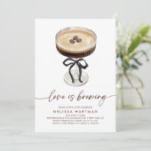 Espresso Martini Love Is Brewing Bridal Shower Einladung (Stehend Vorderseite)