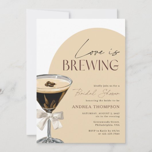 Espresso Martini Love is Brewing Bridal Shower Einladung (Vorderseite)