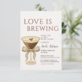 Espresso Martini Love is Brewing Bridal Shower Einladung (Stehend Vorderseite)