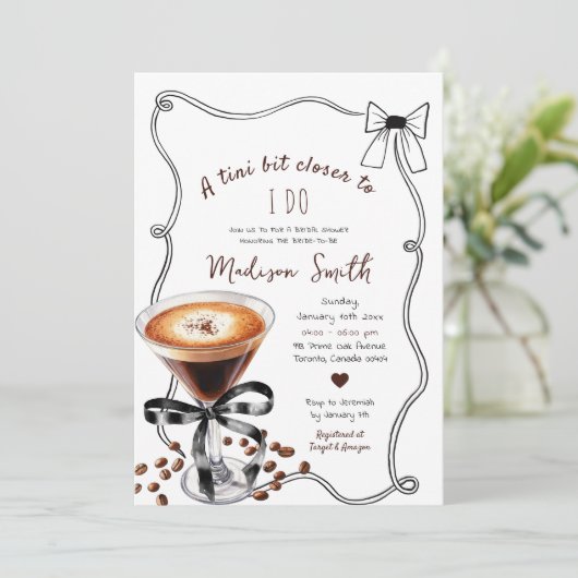 Espresso Martini Tini Bit Closer Bridal Shower Einladung (Stehend Vorderseite)
