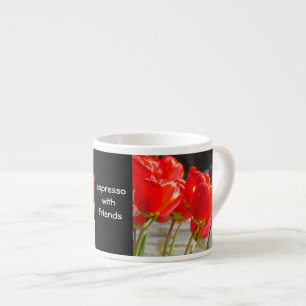 Espresso mit Freunden rote Tulpenblumen Tassen
