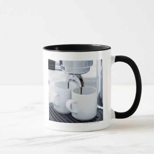 Espressomaschine, die Kaffee macht Tasse (Rechts)