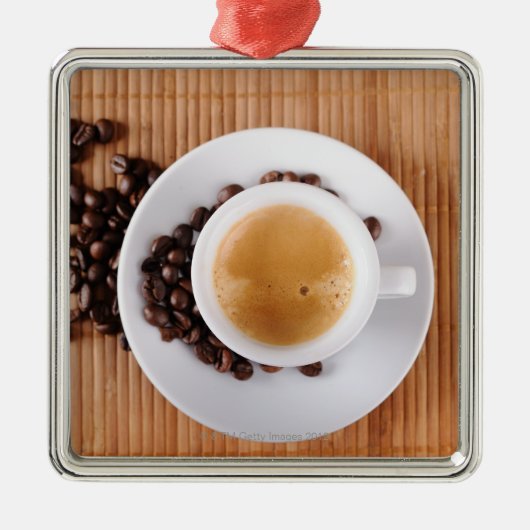 Espressoschale auf einer Matte Ornament Aus Metall (Vorne)