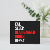 Essen. Schlafen. Lesen Sie verbotene Bücher. Wiede Postkarte (Stehend Vorderseite)