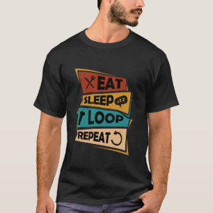 essen schlafen Schleife wiederholen Fliegendes Sei T-Shirt