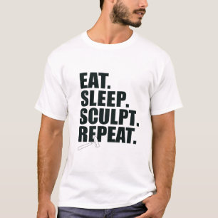 Essen. Schlafen. Skulptur. Wieder von vorne. T-Shirt