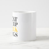 Essen schlafende Hunde Jumbo-Tasse (Vorderseite)