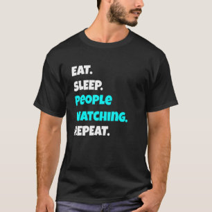 Essen schlafende Leute, die zusehen, wie sich das T-Shirt