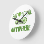 Essen Sie lokal, fahren Sie überall hin Runde Wanduhr (Winkel)