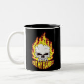 Essen Sie meinen Flammenschädel Zweifarbige Tasse (Links)