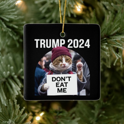 Essen Sie mir keine Katzen für Trump 2024 Keramikornament (Baum)