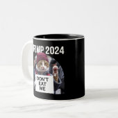 Essen Sie mir keine Katzen für Trump 2024 Zweifarbige Tasse (Vorderseite Links)