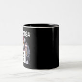 Essen Sie mir keine Katzen für Trump 2024 Zweifarbige Tasse (Mittel)