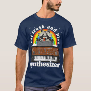 Essen Sie Müll und spielen Sie Synthesizer Racoon T-Shirt