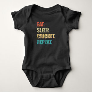 Essen Sie Schlaf Cricket wiederholen. Baby Strampler