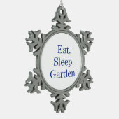 Essen Sie. Schlaf. Garten Schneeflocken Zinn-Ornament (Links)