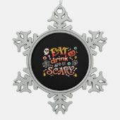 Essen Sie trinken und Beängstigend Halloween Funny Schneeflocken Zinn-Ornament (Vorderseite)