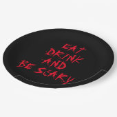 Essen Sie trinken und beängstigendes rotes Hallowe Pappteller (Schrägansicht)