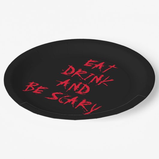 Essen Sie trinken und beängstigendes rotes Hallowe Pappteller (Schrägansicht)