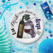 Essen Sie trinken und trinken Sie eine Traube. Pappteller (Party)