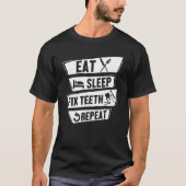 Essen Sleep Fix Zähne Wiederholung Funny Hygienist T-Shirt (Vorderseite)