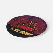 Essen, trinken & Beängstigend sein Halloween-Papie Pappteller (Schrägansicht)