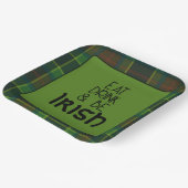 Essen, trinken und irisches Papierschild sein Pappteller (Gewinkelt)