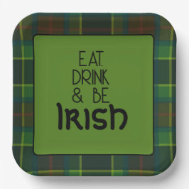 Essen, trinken und irisches Papierschild sein Pappteller