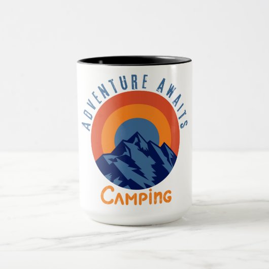 Essentials für Abenteuergeräte und Camping" Tasse (Zentrum)