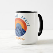 Essentials für Abenteuergeräte und Camping" Tasse (VorderseiteRechts)