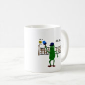 Essiggurke, die Pickleball Primitiv-Kunst spielt Kaffeetasse (VorderseiteRechts)