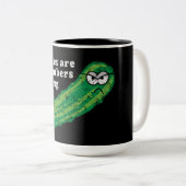 Essiggurken sind die Gurken, die im Übel getränkt Zweifarbige Tasse (VorderseiteRechts)