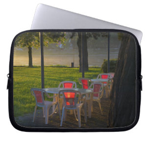 Esstisch und Stühle an der Donau, Laptopschutzhülle