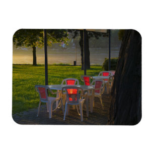 Esstisch und Stühle an der Donau, Magnet
