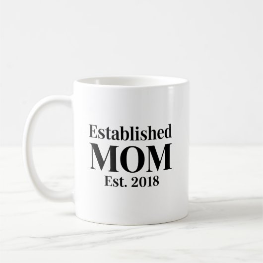 Established Mom Est. 2018 Minimalist Gift Design Kaffeetasse (Links)