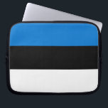Estnische Flagge Laptop-Sieb Laptopschutzhülle<br><div class="desc">Lassen Sie Ihren estnischen Stolz mit diesem stilvollen Laptop-Ärmel mit der kühnen und wunderschönen Flagge Estlands aus! Dieser Laptop-Ärmel wurde entwickelt, um Nationalgeist mit alltäglicher Praxisnähe zu verbinden und zeigt stolz die ikonischen blauen, schwarzen und weißen Streifen der estnischen Flagge. Egal, ob Sie zur Arbeit, zur Schule oder zu einem...</div>