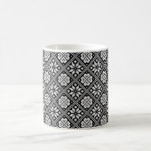 Estnisches Ethnisch Schwarz-weißes Knittermuster Kaffeetasse (Mittel)
