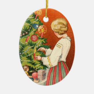 Estnisches Mädchen an der Keramikornament
