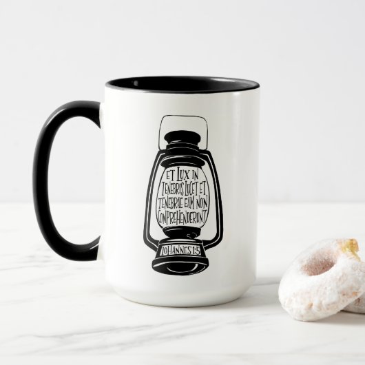 Et Lux in Tenebris John 1 in Latin Bible Verse Tasse (Mit Donut)