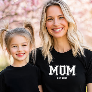 Etablierte Mom mit schwarzen CAPS T-Shirt
