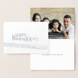 Etched Foil Happy Hanukkah Abstrakt Foto Card Folienkarte<br><div class="desc">Die stilvolle und niedliche Happy Hanukkah Abstrakt Holiday Foto Card ist perfekt für alle Ihre Freunde und Familie in dieser Feriensaison. Passen Sie den Text mit Ihrem Familiennamen und dem Jahr an und tauschen Sie das Bild gegen ein Foto Ihrer Kinder,  Haustiere oder der ganzen Familie aus.</div>