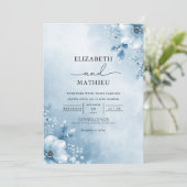 Ethereal Blauer Blossom Blumenhochzeit Einladung (Stehend Vorderseite)