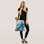 Ethereal Blue Blossom Tasche (Am Model)