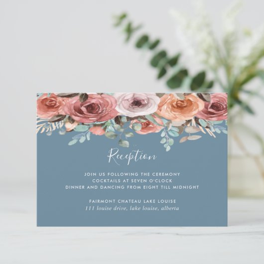 Ethereal Dusty Blue, Blush Floral Hochzeitsempfang Begleitkarte (Stehend Vorderseite)