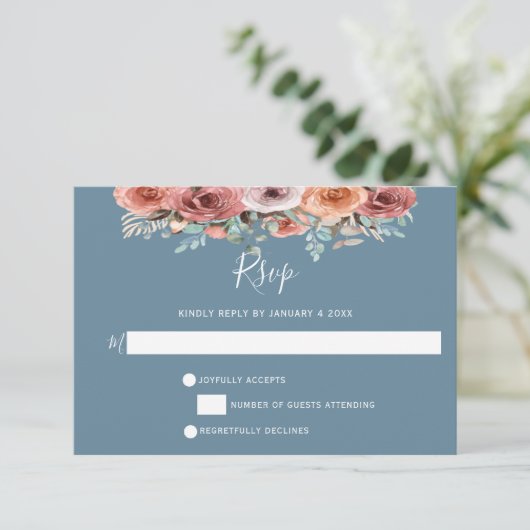 Ethereal Dusty Blue, Blush und Peach Floral UAWG RSVP Karte (Stehend Vorderseite)