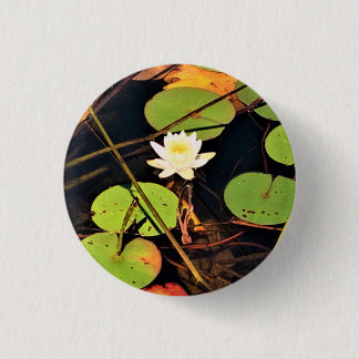 "Ethereal Lily Pad Pond mit Central White Blossom Button