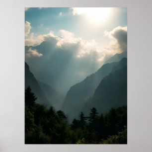 Ethereal Mountain Nebel und Sonnenstrahlen Naturpo Poster